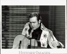 Press Photo Entertainer Andy Kaufman with guitar - kfp15681 picture