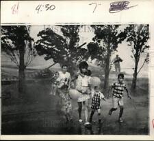 1989 Press Photo A family fleeing during a storm, Milwaukee - piw03986 picture