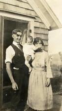 N357 Vtg Photo RURAL AMERICANA, MOM & DAD & BABY c Early 1900's picture