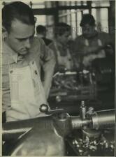 1934 Press Photo Milwaukee Trade and Technical high students at machines picture