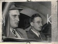 1950 Press Photo FBI agent & alleged spy Julius Rosenberg in car in New York picture