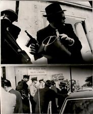LD347 1968 AP Wire Photo FAKE THEFT DRAWS REAL POLICE DETROIT BANK AND TRUST CO picture