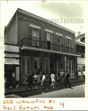 1987 Press Photo People walk by Pizza Toney restaurant in New Orleans picture