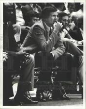 1982 Press Photo Auburn University Head Basketball Sonny Smith On Bench picture