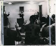 1969 Press Photo Reverend Joe Buckner & deaf congregation at Louisville church picture