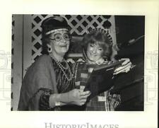1988 Press Photo Stella P. Roy receives award from Beverly Arcement at Meeting picture