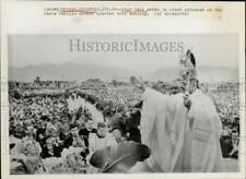 1968 Press Photo Pope Paul VI waves to crowd in Bogota, Colombia - hcb55354 picture