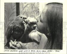 1983 Press Photo Jessie Nawrocki, Blue Crown Parrot, Northlake Bird Institute picture