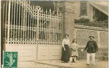 78. POISSY.n°7925.CP PHOTO.FAMILY IN FRONT OF HIS HOME.FACTOR picture