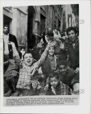 1962 Press Photo Young Moslems cheer for ceasefire in the Casbah in Algiers picture