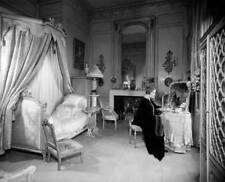 British romantic novelist Elinor Glyn sitting at her dressing tabl- 1930s Photo picture