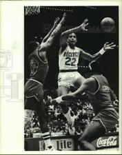 1988 Press Photo Rodney McCray passes ball to Rockets teammate during game picture