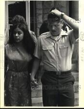 1983 Press Photo Private William Savage and girlfriend hold hands at Comal Court picture