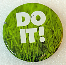 Vintage DO IT In the Grass Pinback Pin Button picture