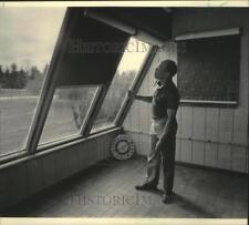 1985 Press Photo Hugh Johnson installs window quilts in Mequon home - mjb97019 picture