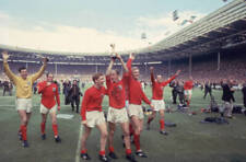 Bobby Charlton raises the Jules Rimet trophy in the air followi - 1966 Old Photo picture