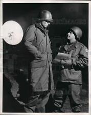 1961 Press Photo A M/Sgt in Sunburst Div. & A Red Cross director - nem03042 picture