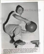 1957 Press Photo New York Yankees Whitey Ford pitches medicine ball at local gym picture