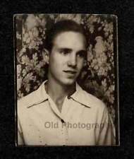 PHOTO BOOTH HANDSOME YOUNG MAN FLORAL BACKDROP OLD/VINTAGE PHOTO SNAPSHOT- M429 picture