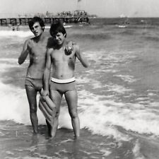 Vintage Photo Guys Affection Young Shirtless Man Bulge Beach Hugging Gay +7181 picture