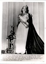 LD273 1951 Wire Photo TROPHY FIT FOR A QUEEN MISS AMERICA COLLEEN KAY HUTCHINS picture