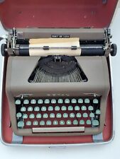 VINAGE ROYAL Quiet DeLuxe Typewriter Mid 50s w/Carrying Case Excellent Condition picture