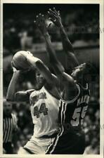 1989 Press Photo Basketball Players Derrick Coleman and Bobby Martin at Game picture