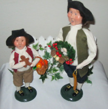 BYERS CHOICE, Colonial BOY/Colonial MAN, 2024, wreath, bas oranges, FR Fence picture