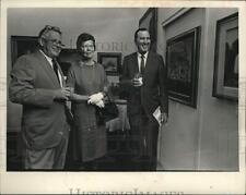 1965 Press Photo Mr. & Mrs. Benjamin Yeager & Robert Walker at gallery opening. picture
