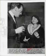 1958 Press Photo Eva Bartok and Marquis of Milford Haven chat at London party. picture