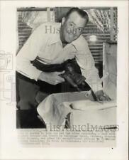1950 Press Photo Ken Keltner packs bag in Milwaukee to join Red Sox team. picture