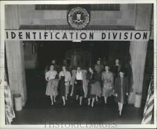 1945 Press Photo Women Employees of FBI in Identification Division in Milwaukee picture