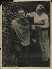 1924 Press Photo Ma and Pa Barker-being shave picture