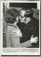 1972 Press Photo William Rehnquist kisses wife before being sworn in as justice picture