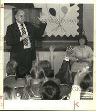 1984 Press Photo Gordon Jump visit pupils at Kit Carson School in Hanford picture