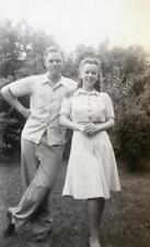 ZZ429 Vtg Photo YOUNG COUPLE c 1940's picture
