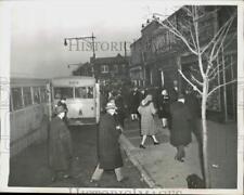 1943 Press Photo New York Commuters Ride Busses To The Subway - neny29170 picture
