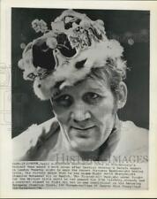 1976 Press Photo Richard Dunn wears mock crown after winning title in London picture