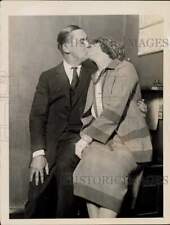1924 Press Photo Frank Tinney and wife share a kiss, after vindication in NY picture