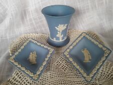 Wedgewood 2 Trinket Trays And A Vase All Signed Good Condition Jasperware Blue picture
