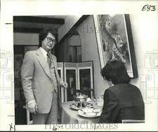 1976 Press Photo Henry Lee serves a platonic dish: the Genghis Khan's Chon Gel. picture