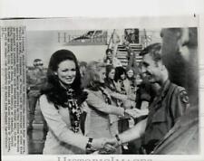 1971 Press Photo Miss America Phyllis George greets soldiers in Saigon picture