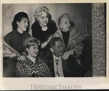 1960 Press Photo Glynn Wolfe, Hotel man, with his ex-wives in Los Angeles court picture