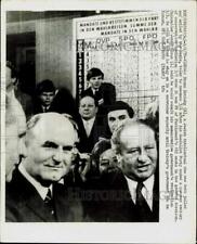 1970 Press Photo Bruno Kreisky & Chancellor Josef Klaus talk to newsmen, Austria picture