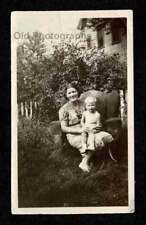 MOM BABY LIVING ROOM CHAIR OVER GROWN YARD OLD/VINTAGE PHOTO SNAPSHOT- H447 picture