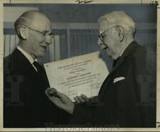 1961 Press Photo Swedish surgeon Dr. Clarence Crawfoord receives an award picture