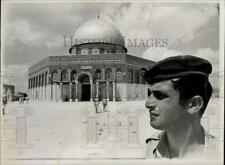 1969 Press Photo An Israeli soldier stands guard at Dome of the Rock, Israel. picture