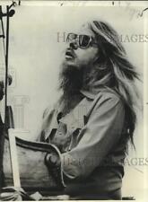 1974 Press Photo Musician Leon Russell performs on stage for an audience picture