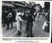 1980 Press Photo Russian refugees in downtown Brighton Beach, New York picture