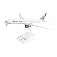 Skymarks SKR1054 United Airlines Boeing 777-300ER Desk Top 1/200 Model Airplane picture
